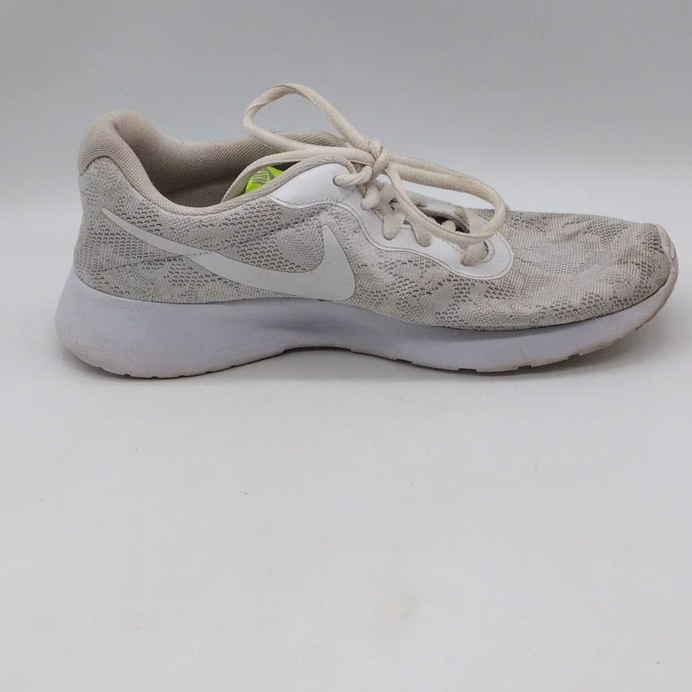 Nike Sneakers Womens Tanjun Prism White 7.5 Running Shoes Floral 902865-100‎